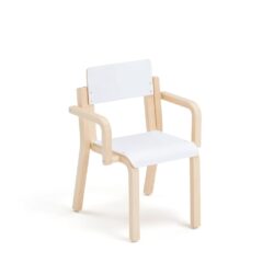 Stohovatelná dětská židle s područkami. Židle má jednoduchý stylový design a tvarovaný dřevěný rám se zaoblenými hranami a rohy. Sedák má přední hranu s efektem vodopádu pro větší pohodlí.Židle DANTE je stylová dětská židle s tvarovaným rámem z břízy a sedákem a opěrákem z dýhy nebo lamina. Přední hrana sedáku ve tvaru vodopádu snižuje tlak na stehna a poskytuje dobrý komfort při sezení.  Několik židlí lze snadno stohovat na sebe