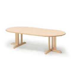 Stůl na křížové podstavě se stolovou deskou se zaoblenými rohy vyrobenou z ekologického linolea tlumícího hluk.Kupol je stabilní stůl s podstavou a deskou z březového dřeva. Rohy desky jsou zaoblené a proto se stůl výborně hodí do výbavy školek jako stůl do jídelen