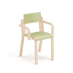 Dětská židlička s područkami a stylovým designem. Židle má tvarovaný dřevěný rám a zaoblené hrany. Přední hrana sedáku je mírně zaoblená