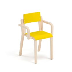 Dětská židlička s područkami a stylovým designem. Židle má tvarovaný dřevěný rám a zaoblené hrany. Přední hrana sedáku je mírně zaoblená