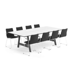 Sestava nábytku v moderním uměleckém designu. Skládá se z jednacího stolu a osmi židlí. Stůl má laminovanou desku a podnože z masivu
