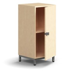 Moderní skříňka s jednokřídlými dveřmi navržená designéry společnosti AJ Produkty. Můžete ji kombinovat s dalšími prvky řady QBUS a vytvořit tak originální úložné prostory v jednotném stylu. Hodí se do kanceláří