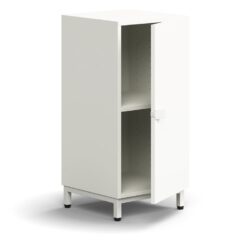 Moderní skříňka s jednokřídlými dveřmi navržená designéry společnosti AJ Produkty. Můžete ji kombinovat s dalšími prvky řady QBUS a vytvořit tak originální úložné prostory v jednotném stylu. Hodí se do kanceláří