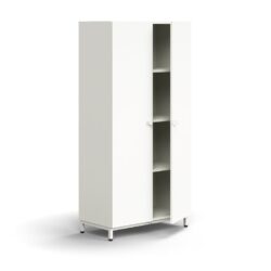 Moderní skříň s dvoukřídlými dveřmi navržená designéry společnosti AJ Produkty. Můžete ji kombinovat s dalšími prvky řady QBUS a vytvořit tak originální úložné prostory v jednotném stylu. Hodí se do kanceláří