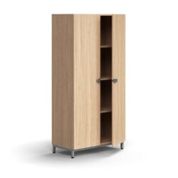 Moderní skříň s dvoukřídlými dveřmi navržená designéry společnosti AJ Produkty. Můžete ji kombinovat s dalšími prvky řady QBUS a vytvořit tak originální úložné prostory v jednotném stylu. Hodí se do kanceláří
