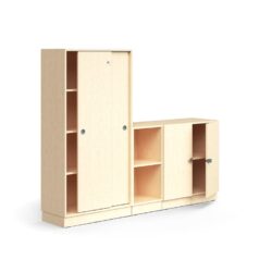 Prostorově úsporná nábytková sestava navržená designéry společnosti AJ Produkty. Můžete ji kombinovat s dalšími prvky řady QBUS a vytvořit tak dokonale sladěný úložný prostor. Sestava zahrnuje skříně a nízký regál. Hodí se do kanceláří