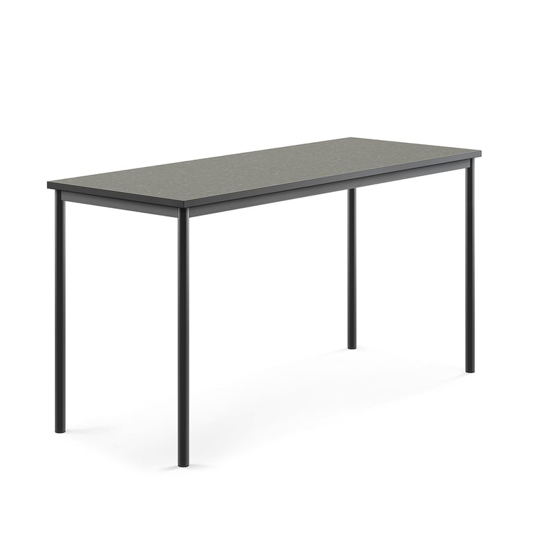 Stůl s obdelníkovou deskou a vynikajícími akustickými vlastnostmi. Deska z ekologického linolea dobře tlumí zvuk a je posazena na elegantní podnož z ocelových trubek opatřených ochranným práškovým lakem. Produkt byl úspěšně testován a certifikován podle normy EN 1729.Ve školních zařízeních je častým jevem nadměrný hluk