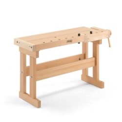 Klasická truhlářská hoblice s lakovanou deskou. Snadno nastavitelný svěrák s přesným vedením. Včetně 2 poděráků. Hoblice by měla být ukotvena k podlaze.Pořádná truhlářská hoblice patří mezi základní vybavení každé truhlárny. Tento klasický truhlářský stůl je pevný a bezpečný. Podnož i deska jsou vyrobeny z masivního bukového dřeva. <br /> <br />Hoblice je vybavena svěrákem a dřevěným šroubem. Otvory v pracovní desce umožňují vložení poděráků a stolních svěrek (prodávají se samostatně