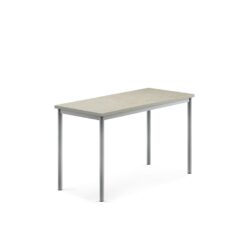 Stůl s obdelníkovou deskou a vynikajícími akustickými vlastnostmi. Deska z ekologického linolea dobře tlumí zvuk a je posazena na elegantní podnož z ocelových trubek opatřených ochranným práškovým lakem. Produkt byl úspěšně testován a certifikován podle normy EN 1729.Ve školních zařízeních je častým jevem nadměrný hluk