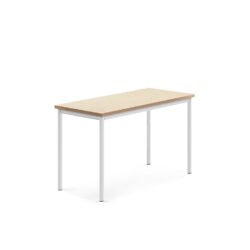 Stůl s obdelníkovou deskou a vynikajícími akustickými vlastnostmi. Deska z ekologického linolea dobře tlumí zvuk a je posazena na elegantní podnož z ocelových trubek opatřených ochranným práškovým lakem. Produkt byl úspěšně testován a certifikován podle normy EN 1729.Ve školních zařízeních je častým jevem nadměrný hluk