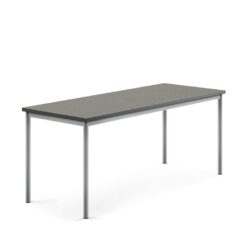 Stůl s obdelníkovou deskou a vynikajícími akustickými vlastnostmi. Deska z ekologického linolea dobře tlumí zvuk a je posazena na elegantní podnož z ocelových trubek opatřených ochranným práškovým lakem. Produkt byl úspěšně testován a certifikován podle normy EN 1729.Ve školních zařízeních je častým jevem nadměrný hluk