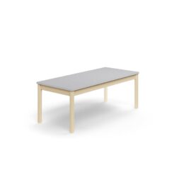 Klasický dřevěný stůl s odolnou deskou zvysokotlakého laminátu