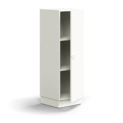 Moderní skříň s jednokřídlými dveřmi navržená designéry společnosti AJ Produkty. Můžete ji kombinovat s dalšími prvky řady QBUS a vytvořit tak originální úložné prostory v jednotném stylu. Skříň se hodí do kanceláří
