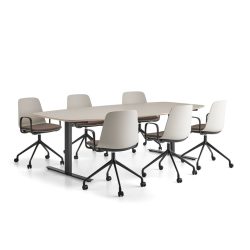 Sestava nábytku s elegantním jednacím stolem a židlemi na kolečkách. Židle disponují područkami a pohodlným