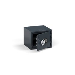 Ohnivzdorný trezor certifikovaný podle norem NT Fire 017 (požární odolnost 60P) a EN 14450 (bezpečnostní třída S2). Poskytuje 60 minut požární ochrany pro papírové dokumenty a chrání cennosti před krádeží. Trezor je vybaven elektronickým kódovým zámkem.Tento ohnivzdorný trezor představuje ideální volbu pro kancelářské a archivní prostory