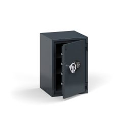 Ohnivzdorný trezor certifikovaný podle norem NT Fire 017 (požární odolnost 60P) a EN 14450 (bezpečnostní třída S2). Poskytuje 60 minut požární ochrany pro papírové dokumenty a chrání cennosti před krádeží. Trezor je vybaven elektronickým kódovým zámkem.Tento ohnivzdorný trezor představuje ideální volbu pro kancelářské a archivní prostory
