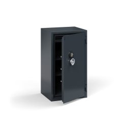 Ohnivzdorný trezor certifikovaný podle norem NT Fire 017 (požární odolnost 120P) a EN 14450 (bezpečnostní třída S2). Poskytuje 120 minut požární ochrany pro papírové dokumenty a chrání cennosti před krádeží. Trezor je vybaven elektronickým kódovým zámkem.Tento ohnivzdorný trezor představuje ideální volbu pro kancelářské a archivní prostory
