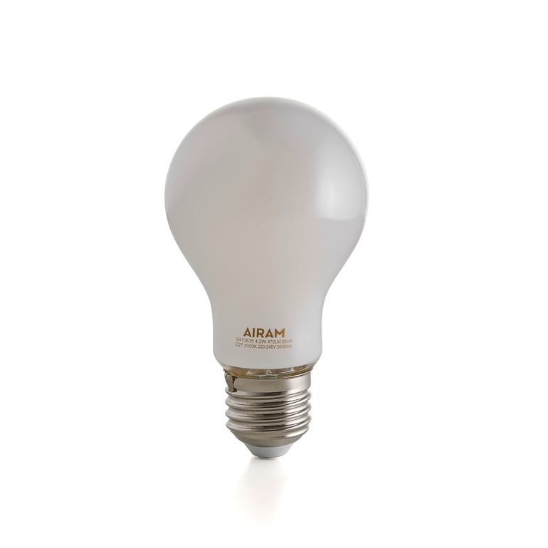 Stmívatelná LED žárovka s bílou baňkou. Vyzařuje příjemné