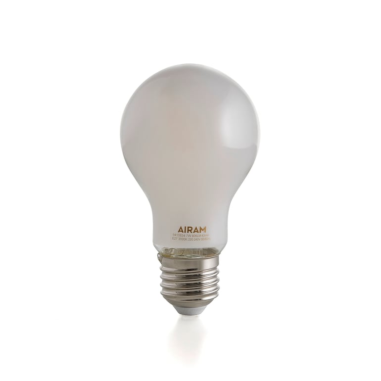 Stmívatelná LED žárovka s bílou baňkou. Vyzařuje příjemné