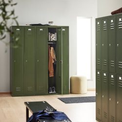 Vysoce kvalitní šatní skříňka v klasickém provedení. Dveře jsou opatřeny větracími průduchy a rámečkem na jmenovku. Každá sekce je vybavena poličkou a šatní tyčí se třemi háčky. Skříňka stojí na integrovaném soklu
