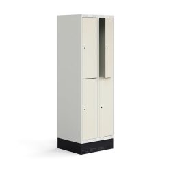 Školní šatní skříňka se dvěma sekcemi a čtyřmi samostatnými boxy. Každý box je vybaven šatní tyčí s dvojitým háčkem a menší přihrádkou na osobní věci či učebnice. Dveře