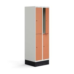 Školní šatní skříňka se dvěma sekcemi a čtyřmi samostatnými boxy. Každý box je vybaven šatní tyčí s dvojitým háčkem a menší přihrádkou na osobní věci či učebnice. Dveře