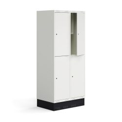 Školní šatní skříňka se dvěma sekcemi a čtyřmi samostatnými boxy. Každý box je vybaven šatní tyčí s dvojitým háčkem a menší přihrádkou na osobní věci či učebnice. Dveře