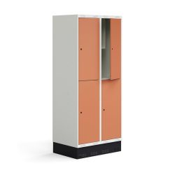 Školní šatní skříňka se dvěma sekcemi a čtyřmi samostatnými boxy. Každý box je vybaven šatní tyčí s dvojitým háčkem a menší přihrádkou na osobní věci či učebnice. Dveře