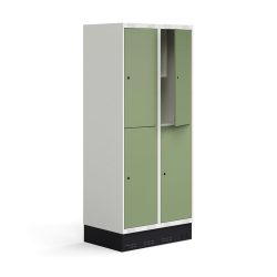 Školní šatní skříňka se dvěma sekcemi a čtyřmi samostatnými boxy. Každý box je vybaven šatní tyčí s dvojitým háčkem a menší přihrádkou na osobní věci či učebnice. Dveře