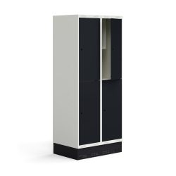 Školní šatní skříňka se dvěma sekcemi a čtyřmi samostatnými boxy. Každý box je vybaven šatní tyčí s dvojitým háčkem a menší přihrádkou na osobní věci či učebnice. Dveře