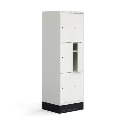 Školní šatní skříňka se dvěma sekcemi a šesti samostatnými boxy. Každý box disponuje vlastní policí. Dveře