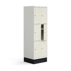 Školní šatní skříňka se dvěma sekcemi a šesti samostatnými boxy. Každý box disponuje vlastní policí. Dveře