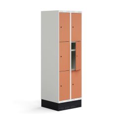 Školní šatní skříňka se dvěma sekcemi a šesti samostatnými boxy. Každý box disponuje vlastní policí. Dveře