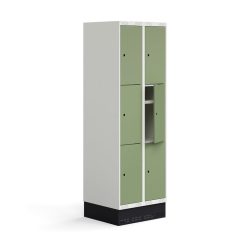 Školní šatní skříňka se dvěma sekcemi a šesti samostatnými boxy. Každý box disponuje vlastní policí. Dveře