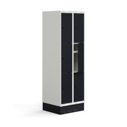 Školní šatní skříňka se dvěma sekcemi a šesti samostatnými boxy. Každý box disponuje vlastní policí. Dveře
