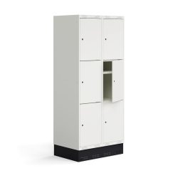 Školní šatní skříňka se dvěma sekcemi a šesti samostatnými boxy. Každý box disponuje vlastní policí. Dveře