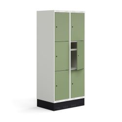 Školní šatní skříňka se dvěma sekcemi a šesti samostatnými boxy. Každý box disponuje vlastní policí. Dveře