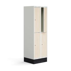 Školní šatní skříňka se dvěma sekcemi a čtyřmi samostatnými boxy. Každý box je vybaven šatní tyčí s dvojitým háčkem a menší přihrádkou na osobní věci či učebnice. Dveře