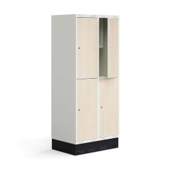 Školní šatní skříňka se dvěma sekcemi a čtyřmi samostatnými boxy. Každý box je vybaven šatní tyčí s dvojitým háčkem a menší přihrádkou na osobní věci či učebnice. Dveře