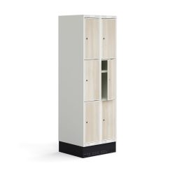 Školní šatní skříňka se dvěma sekcemi a šesti samostatnými boxy. Každý box disponuje vlastní policí. Dveře