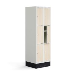 Školní šatní skříňka se dvěma sekcemi a šesti samostatnými boxy. Každý box disponuje vlastní policí. Dveře