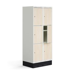 Školní šatní skříňka se dvěma sekcemi a šesti samostatnými boxy. Každý box disponuje vlastní policí. Dveře