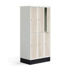 Školní šatní skříňka se třemi sekcemi a šesti samostatnými boxy. Každý box je vybaven šatní tyčí s dvojitým háčkem a menší přihrádkou na osobní věci či učebnice. Dveře