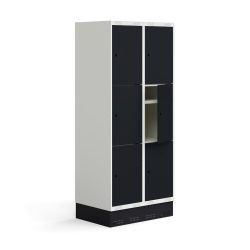 Školní šatní skříňka se dvěma sekcemi a šesti samostatnými boxy. Každý box disponuje vlastní policí. Dveře