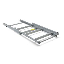 Výsuvný paletový rám pro uchycení k nosníku regálového systému. Montážní materiál pro uchycení rámu k nosníku ve výšce 70-160 mm a 4 paletové zarážky jsou součástí balení.Výsuvný paletový rám vám umožní snadnou a efektivnější manipulaci s europaletami. Konstrukce je navržena na přímé uchycení k rámu regálu. Toto řešení je prostorově úsporné a vysoce efektivní. Paletu lze vysunout na 70% délky