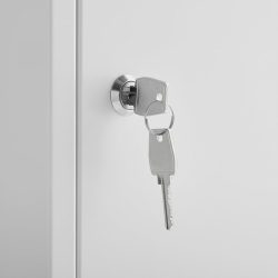 Cylindrický zámek se dvěma klíči určený k šatním a odkládacím skříňkám.Klasický cylindrický zámek k šatním a odkládacím skříňkám. Představuje flexibilní a prostorově nenáročnou volbu