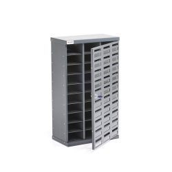 Praktická skříňka na ukládání mobilních telefonů. Má očíslované přihrádky s průhlednou čelní stěnou a otvorem