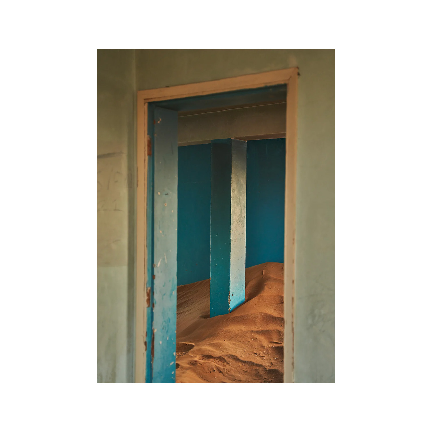 Paper Collective designové moderní obrazy Sand Village III (50 x 70 cm)