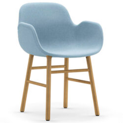 Výprodej Normann Copenhagen designové židle Form Armchair Wood (polstrování světle modrá